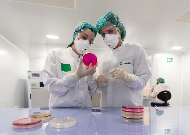 Trabajadoras en laboratorio